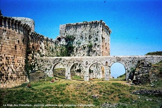KRAK des CHEVALIERS – Construit par l'Ordre des Hospitaliers, pendant un siècle, à partir de 1142. Cette forteresse-garnison, située sur un promontoire, commandait la « Trouée d'Homs » qui relie la Syrie continentale à la Méditerranée