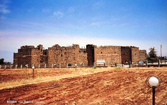 BOSRA (BUSRĀ) – Ancienne capitale de la province romaine d'Arabie. Le théâtre construit sur un terrain plat au IIe siècle, transformé en forteresse au VIIIe par les Omeyyades, il fut renforcé au XIIIe par des remparts construits par les Ayyoubides. Sa cavéa pouvait accueillir 15 000 personnes