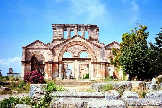ALEP – Basilique Saint Siméon, à son achèvement en 490 c'était l'une des plus grandes églises du monde chrétien, son dessin était unique, elle était composée de quatre nefs disposées en croix, autour d'une cour centrale surmontée d'un dôme