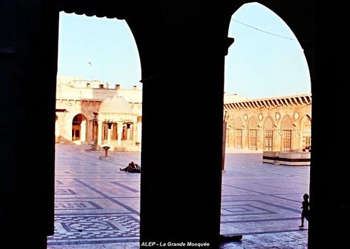 ALEP – La Grande Mosquée, sa première construction est des 8e et 9e siècles (dynastie des Omeyyades), l'essentiel des bâtiments actuels date du XIIIe (époque mamelouke). Le clocher de type syrien est du XIe (Seldjoukide)