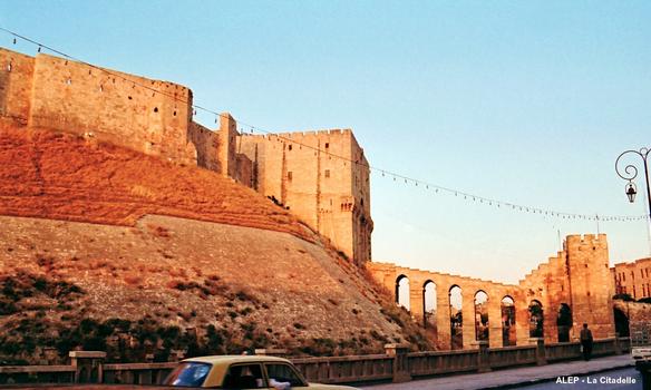 ALEP – La Citadelle au soleil couchant, le pont de franchissement du fossé