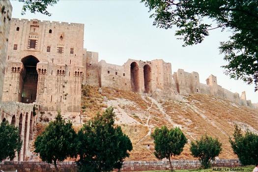 ALEP – La Citadelle, la porte fortifiée, achevée au XVIe