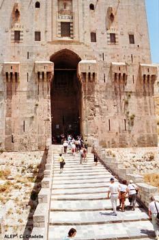 ALEP – La Citadelle, la chaussée du pont et la porte fortifiée