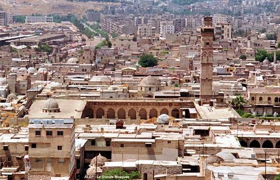 ALEP – La Grande Mosquée, sa première construction est des 8e et 9e siècles (dynastie des Omeyyades), l'essentiel des bâtiments actuels date du XIIIe (époque mamelouke). Le clocher de type syrien est du XIe (Seldjoukide)