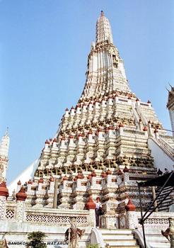 BANGKOK – Pagode Wat Arun, le grand « prang » (stupa) et ses satellites sont entièrement recouverts de céramiques et de porcelaines de Chine multicolores. L'éclairage du soleil-levant lui donne une couleur rosée