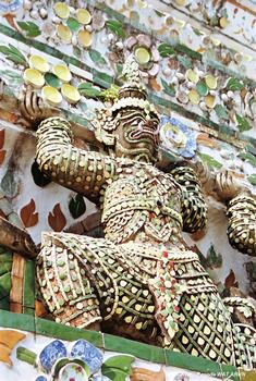 BANGKOK – Pagode Wat Arun ( Pagode de l'Aurore), sur la rive droite du Chao Phraya river en face du Grand Palais, c'est un important monument bouddhique de la capitale