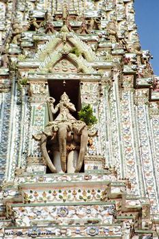 BANGKOK – Pagode Wat Arun ( Pagode de l'Aurore), sur la rive droite du Chao Phraya river en face du Grand Palais, c'est un important monument bouddhique de la capitale