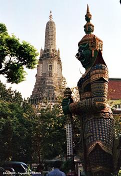 BANGKOK – Pagode Wat Arun, de redoutables gardiens ( Yaksha) veillent sur le temple