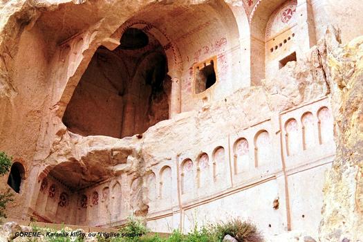 GÖREME (Cappadoce) – Karanlik kilise, ou « l'église sombre », basilique à deux nefs superposées du 11e siècle