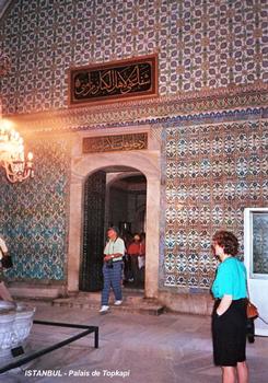 ISTANBUL – Palais de Topkapi, salle des reliques saintes, façade de mosaïques