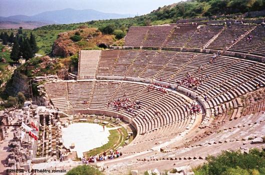 EPHESE (EFES, province d'IZMIR) – Le théâtre romain de cette cité antique d'Ionie, construit sous les règnes de Claude (41-54 ap) et de Trajan (98-117 ap). Il pouvait accueillir 24 000 spectateurs
