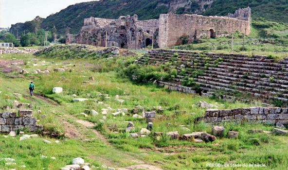 PERGE (province d'ANTALYA) – ancienne cité de Pamphylie, stade de 12 000 places construit au IIe siècle, dimensions: 235 m par 35 m