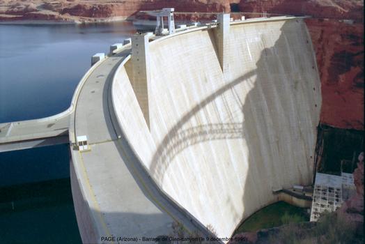 Page (Arizona) - Barrage de GLEN-CANYON, l'usine au pied du barrage est équipée de 8 groupes, puissance totale: 1350 MW