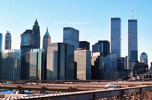 NEW YORK, Manhattan–Financial District – Le building de la « Chase Manhattan Bank », vu du pont de Brooklyn
