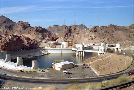 HOOVER DAM (Arizona & Nevada) – à droite: les 4 tours-prises d'eau, à gauche au premier plan: l'écrêteur de crues