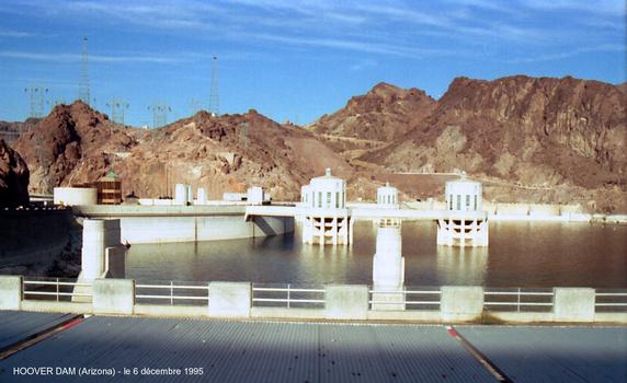 HOOVER DAM (Arizona & Nevada) – l'amont du barrage, les conduites forcées partent de ces 4 tours