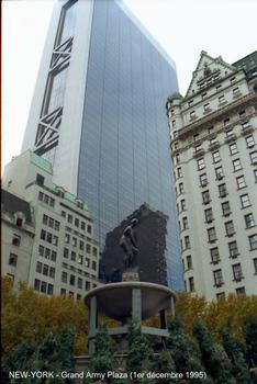 Grand Army Plaza, New York, dominiert durch das Solow Building (9 West 57th Street), rechts das Plaza Hotel und im Vordergrund die Pulitzer-Fontäne