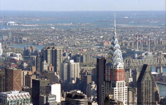 NEW-YORK - La pyramide «Arts-déco» du Chrysler building,vue du 86e étage de l'Empire state building