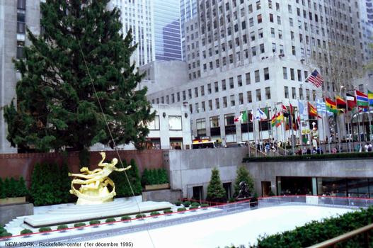 NEW-YORK - Rockefeller-center,l'esplanade, transformée en patinoire,avec la statue dorée de «Prométhée» dominée par le traditionnel sapin de Noël