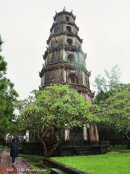 HUÉ – Pagode THIEN MU (ou de la Vieille Dame Céleste), la tour octogonale (Thap Phuoc Duyen) érigée en 1844,(7 étages, hauteur 21 m), domine la Rivière des Parfums.(Patrimoine mondial de l'UNESCO)