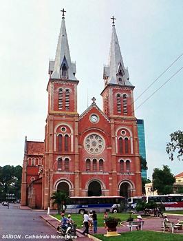 HO CHI MINH Ville – La Cathédrale Notre-Dame (Nha Tho Duc Ba), édifice de style néoroman en briques rouges