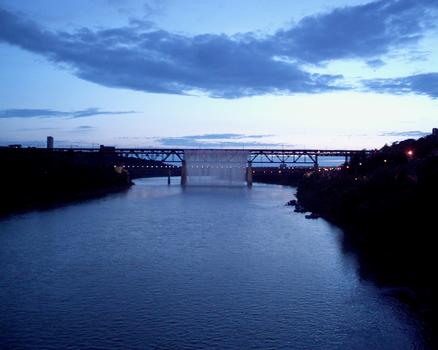 High Level Bridge, Edmonton, Alberta:La chute d'eaux est activé. Photo prise le Canada Day à 10h45
