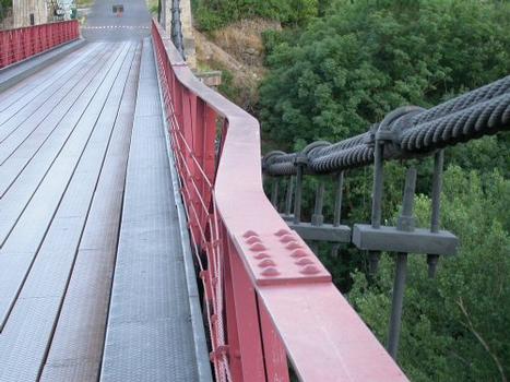 Damage to the deck of the Saint-Ilpize suspension bridge causing the immediate closure of the bridge