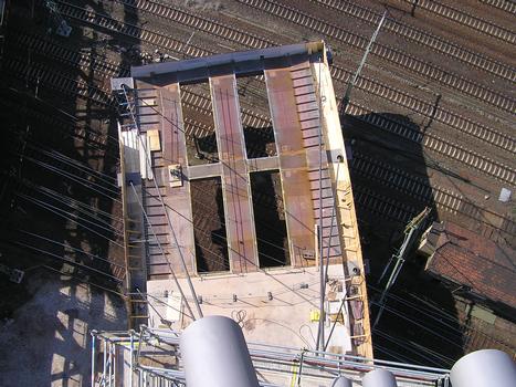 Stahlvorbau mit Schrägseilen als Ansicht vom Pylondach