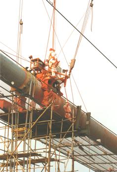 Pont de Tsing MaApplication d'une couche de plomb rouge au câble
