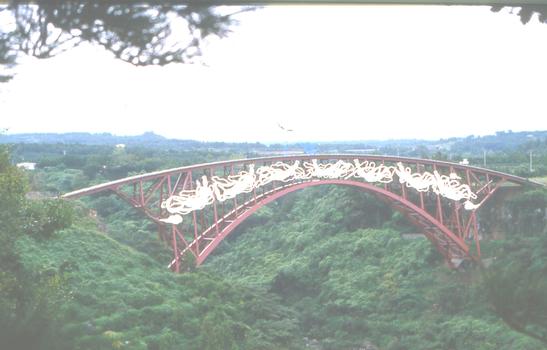 Brücke über einen Wasserfall in Cheju