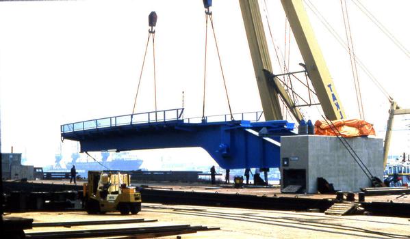 Brother Edmund Ignatius Rice Bridge, Waterford, Irlande. Replacement leaf being lifted from barge by crane