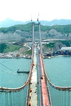 Tsing-Ma-BrückeAnbringung der Oberfläche auf die Fahrbahn
