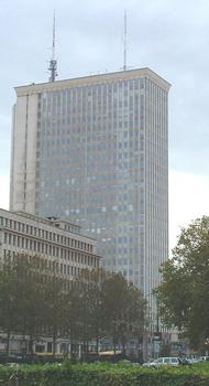 Tour Bastion à Bruxelles : Année de construction: 1970. Hauteur: 90 m (112 m à la pointe de l'antenne). 28 niveaux