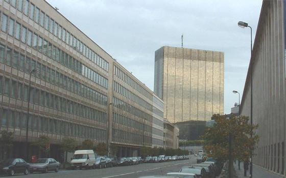 Tour des Finances à Bruxelles. Année de construction: 1984. Affectation: bureaux. Hauteur de l'immeuble: 140 m. Hauteur totale à la pointe de l'antenne: 160 m
