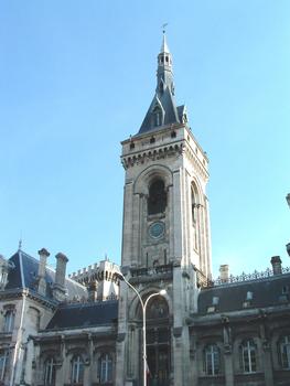 L'Hôtel de Ville d'Angoulême construit de 1858 à 1869 à l'emplacement de l'ancien château comtal dont 2 tours du XVè siècle ont été conservées
