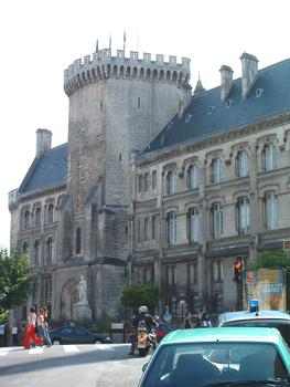 L'Hôtel de Ville d'Angoulême construit de 1858 à 1869 à l'emplacement de l'ancien château comtal dont 2 tours du XVè siècle ont été conservées