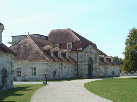 Salines royales d'Arc et Senans construite entre 1775 et 1779 selon les plans de Ledoux. Le bâtiment des gardes: Salines royales d'Arc et Senans construite entre 1775 et 1779 selon les plans de Ledoux. Le bâtiment des gardes