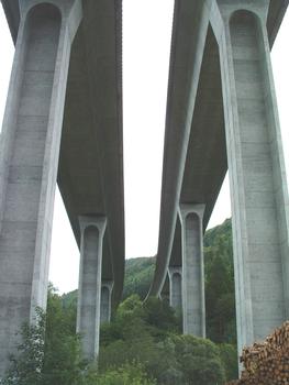 Autoroute A40: Lyon-Genève. Viaduc au-dessus de la route nationale N84 à l'ouest du hameau de La Voute