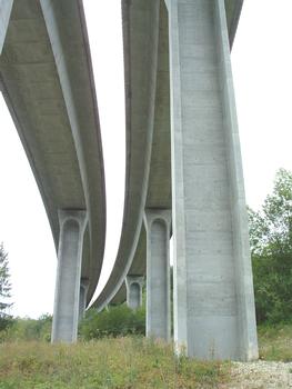 Autoroute A40: Lyon-Genève. Viaduc au-dessus de la route nationale N84 à l'ouest du hameau de La Voute