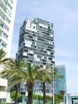 Barcelone: Immeuble Illa de la Llum. Hauteur 88m