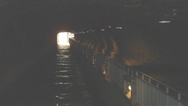 Tunnel fluvial sous la citadelle de Besançon
