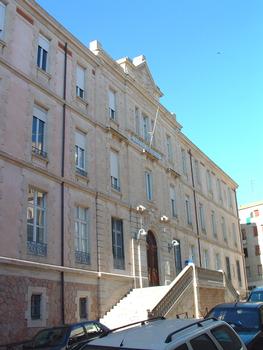 Béziers: facade principale du Lycée Henri IV