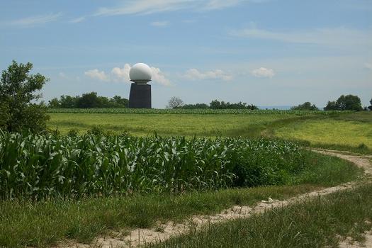 Radar de l'Aviation Civile à Blotzheim dans le Haut-Rhin (68) situé à proximité de l'aéroport international de Mulhouse-Bâle