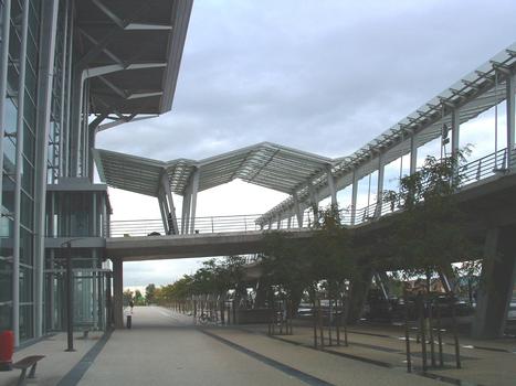 Aéroport de Mulhouse-BâlePasserelle entre parking et aérogare