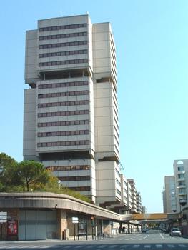 Bordeaux (33 - Gironde): Tour de la CUB achevée en 1977 et d'une hauteur de 77 m. Immeuble de bureaux (43 294 m²)des services administratifs de la CUB (ommunauté Urbaine de Bordeaux). Architectes: Willerval - Vulic - Lagarde