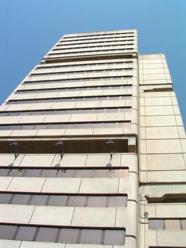 Bordeaux (33- Gironde): Tour de la CUB achevée en 1977 et d'une hauteur de 77 m. Immeuble de bureaux (43 294 m²)des services administratifs de la CUB (ommunauté Urbaine de Bordeaux). Architectes: Willerval - Vulic - Lagarde