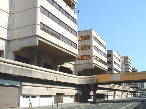Bordeaux (33- Gironde): Tour de la CUB achevée en 1977 et d'une hauteur de 77 m. Immeuble de bureaux (43 294 m²)des services administratifs de la CUB (ommunauté Urbaine de Bordeaux). Architectes: Willerval - Vulic - Lagarde