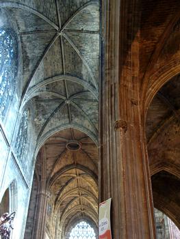 Bordeaux: Basilique St Michel. (Hauteur de la flèche 114 m)