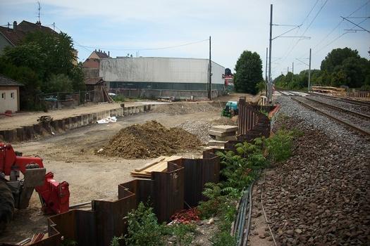 Brunstatt (68): Construction d'un passage inférieur sous le canal du Rhône au Rhin et de la ligne SNCF Mulhouse-Belfort. Phase 2: passage sous la voie ferrée