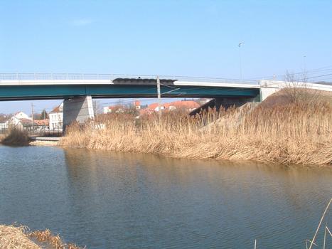 Pont de la D 433 : Pont de la route départementale D8 bis sur la voie ferrée Mulhouse-Paris et le Canal du Rhône au Rhin à Brunstatt dans le Haut-Rhin (Alsace)